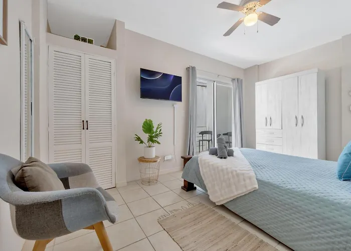 Sunny 2br With Pool Steps To Town And Apartamento *